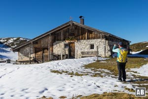 Nach der Traverse der Eggenalmkogel-Ostflanke gelangen wir zu einer einsamen Almhütte.