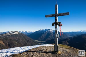 Wanderung Fellhorn: Am Gipfel - Steinplatte, Berchtesgadener Alpen und Loferer Steinberge dominieren den Osten.