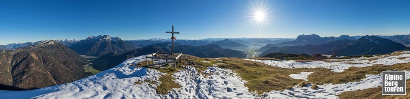 Wanderung Fellhorn: Am Gipfel - die scharfkantige Krone der Hohen Tauern begrenzen die Sicht nach Süden.