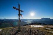 Der Gipfel des Fellhorns mit dem Kaisergebirge rechts im Hintergrund