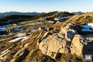 Rückblick aus dem steilen Gipfelanstieg auf die Eggenalm.