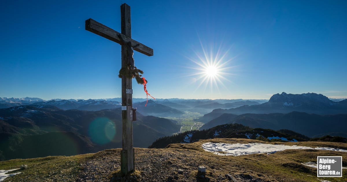 Der Gipfel des Fellhorns mit dem Kaisergebirge rechts im Hintergrund