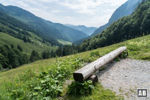 Der Aufstieg bietet tolle Ausblick hinunter ins Kaiserbachtal...