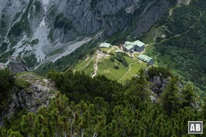 Tiefblick vom Gipfel des Stripsenkopfs auf das Stripsenjochhaus