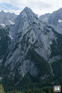 Auf der Almstraße wartet nicht nur ein toller Blick auf den Mitterkaiser, sondern auch ein Gegenanstieg von 100 Hm