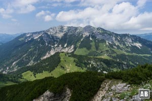 Am Gipfel des Stripsenkopfs zeigt sich erstmals der Zahme Kaiser