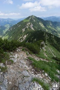 ...steigen dann aber steil in dessen Südflanke ab