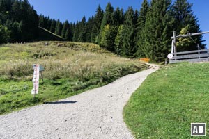 Für die Fortsetzung zum August-Schuster-Haus links am Spielplatz vorbei