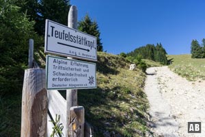 Am August-Schuster-Haus findet sich der einzige Hinweis auf den Teufelstättkopf. Der Pfeil schickt uns...