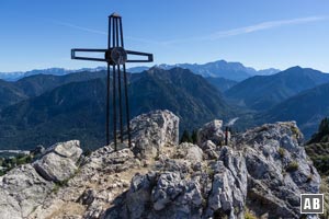 Schlussendlich ist das Kreuz nach wenigen Metern über den Grat unschwierig gewonnen