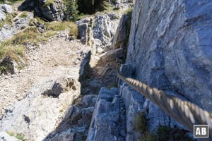 Drahtseilgesicherte Stelle wenig unterhalb des Gipfels