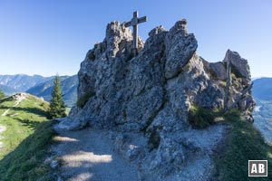 Imposante Gedenkstätte für einen verstorbenen Bergsteiger wenig unterhalb des August-Schuster-Hauses