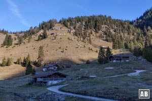 An den unteren Hütten der Trockenbachalm macht unsere Route einen Linksknick