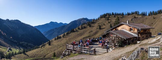 Wanderung Trainsjoch: Die beliebte Mariandlalm in idyllischer Lage