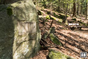 Nach den ersten 700 Metern findet sich links der Vogelsangstraße ein provisorischer Rastplatz, mit Gedenktafel für die Straßenerbauer