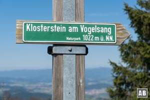 Unmittelbar vor dem Balkon findet sich der höchste Punkt des Vogelsang - der Klosterstein