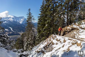 Oberhalb der Eckenhütte windet sich die Route steil durch die Südflanke.