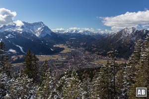 Wanderung Wank: Aussicht aus dem oberen Teil der Südflanke auf den Garmischer Talkessel.