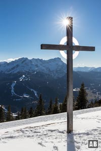 Wanderung Wank: Ein zweites Gipfelkreuz verziert westlich vom Wank-Haus den Gipfelrücken.