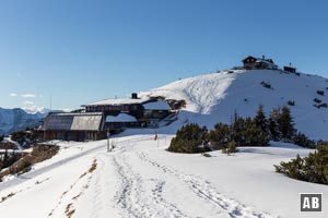 Blick vom zweiten Gipfelkreuz zurück zum Wank-Haus.