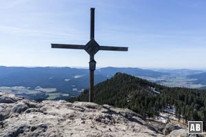 ...in leichter Kraxelei zum Gipfelkreuz des Großen Osser.