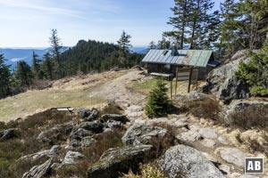 Hinab zu einer Bergwachthütte...