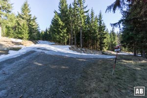 Am Ende des zweiten Gegenanstiegs gabelt sich der Weg. Wir halten uns links und kommen bald am Wanderparkplatz Lohberg-Scheiben an.