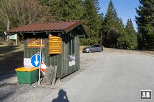 Vom Wanderparkplatz Lohberg-Scheiben wandern wir in den Wald hinein.