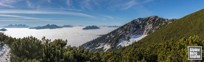 Aussicht aus dem Zwiesel-Aufstieg auf den Gamsknogel und einem Meer aus Hochnebel