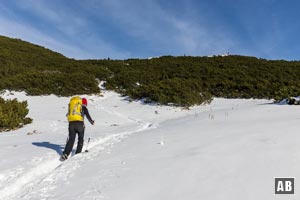 Das Gipfelkreuz am Zennokopf (rechts oben) wird zuletzt über eine kleine Hochebene erwandert