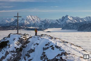 Der Gipfel des Zennokopfes vor den Berchtesgadener Alpen