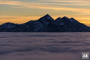 Das Sonntagshorn als Scherenschnitt in der untergehenden Sonne