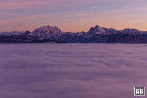 Aussicht vom Zwiesel: Man könnt fast meinen ein Weg aus Watte führt hinüber zu König Watzmann (links)