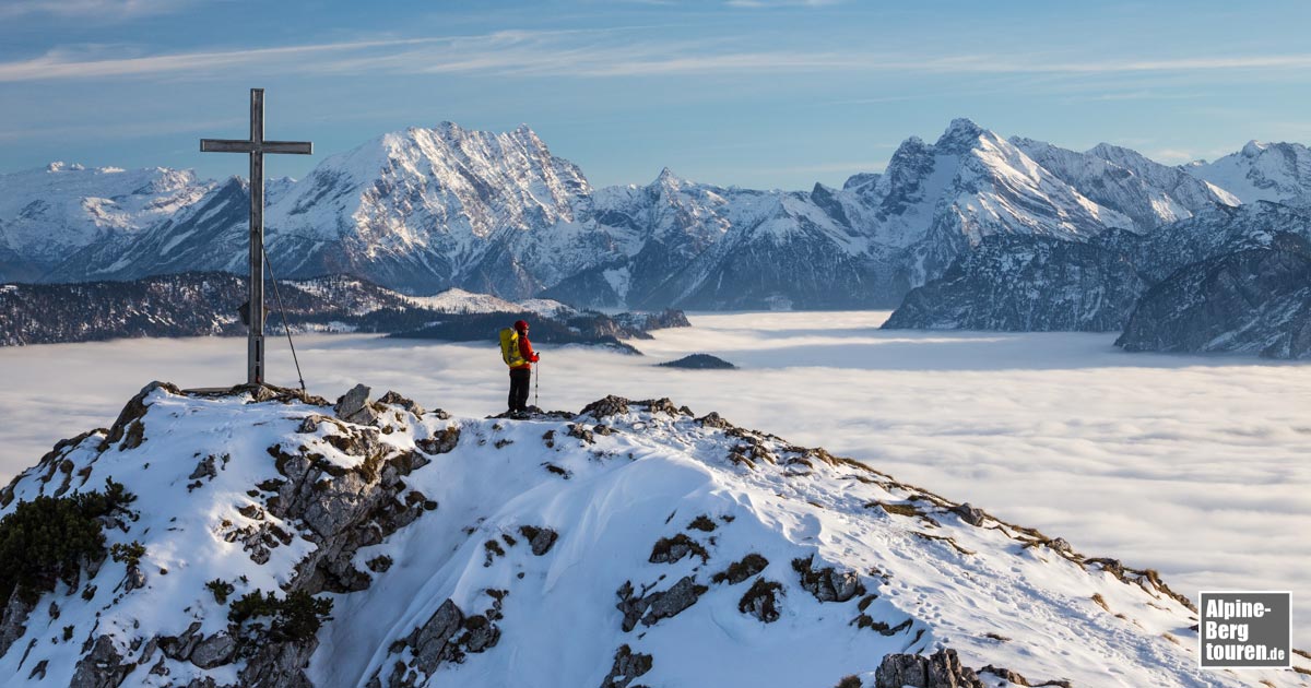 Der Gipfel des Zennokopf vor den Berchtesgadener Alpen