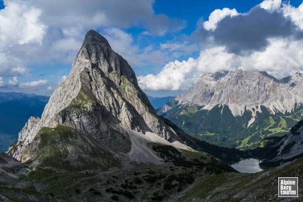 Die Ehrwalder Sonnenspitze von Süden: Über diese Seite findet der Anstieg zum Gipfel statt.