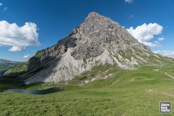 Der Großen Widderstein mit dem Hochalpsee gesehen vom Hochalppass